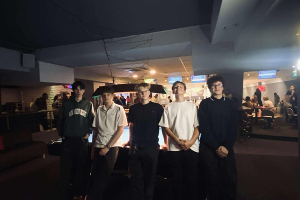 Neformalioji pamoka: Mokiniai ir tėvai kūrė ryšius boulingo takeliuose